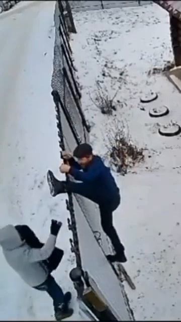 В Башкирии мужчина два часа провисел вниз головой на з смотреть онлайн