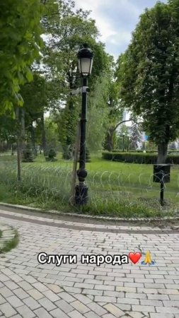 Появилось видео с ограждённой колючей проволокой Верховной Радой
