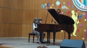 "Клоуни" (В. Соляников) у виконанні дуету Скорченко Анастасії і Вікторії Котельницької