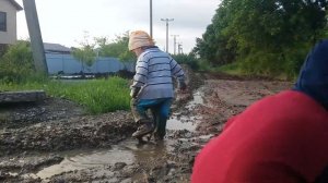 Рома и Павлика залезли в лужу! Дети купаются в грязи как Свинка Пепа!