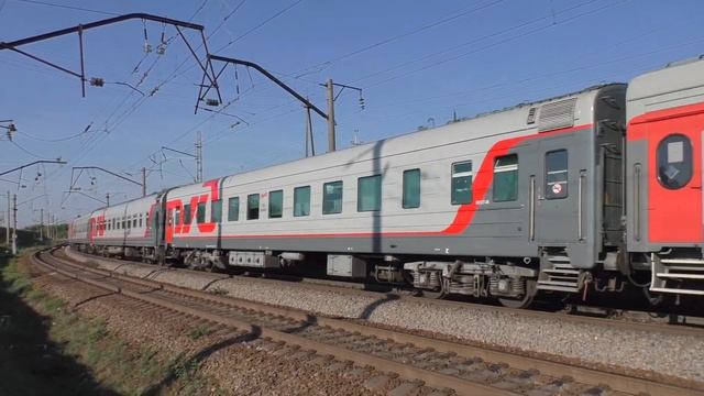 ЭП1М-671 с поездом №480 Санкт-Петербург—Сухум прибывает на станцию Миллерово
