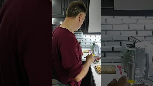 Из оладок - пеку блины #кулинария #кухня #юмор #холостяк смотреть онлайн