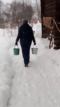 Несу воду в баню