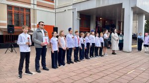 Память жива: торжественная линейка ко Дню Победы в 1 корпусе