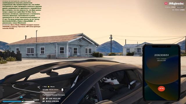 молодой веселый стильный парень