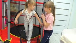 Лера и Марго хочет играть быть выше и прыгать на батут?