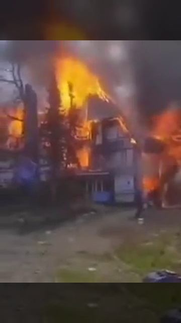 В Красноярском крае на базе отдыха «Ергаки» загорелся смотреть онлайн