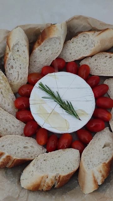 Запечённый сыр Камамбер с помидорами черри в духовке ? смотреть онлайн