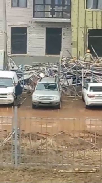 На стройке в Кирове рухнули леса смотреть онлайн