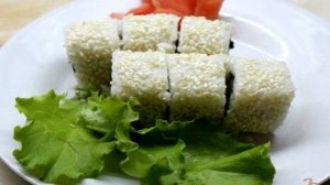 Суши в кунжуте с яблоком и омлетом