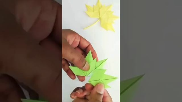 Складываем кленовые листики