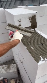 Стены первого этажа двухэтажного дома из газоблока Ст
