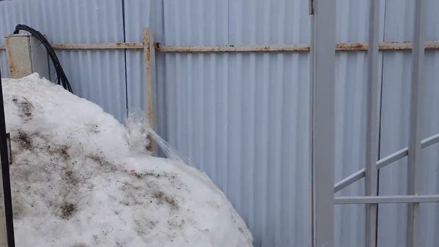 Холодный ветер снег идет.