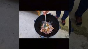 Плов узбекский с бараниной в казане на костре. #Shorts