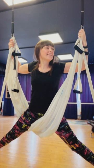 Fly yoga stretching in a hammock  Розтяжка на флай йозі у гамаках
