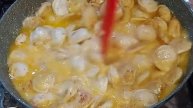 Просто объедение, это очень вкусно - пельмени на сковороде со сметаной и с сыром!