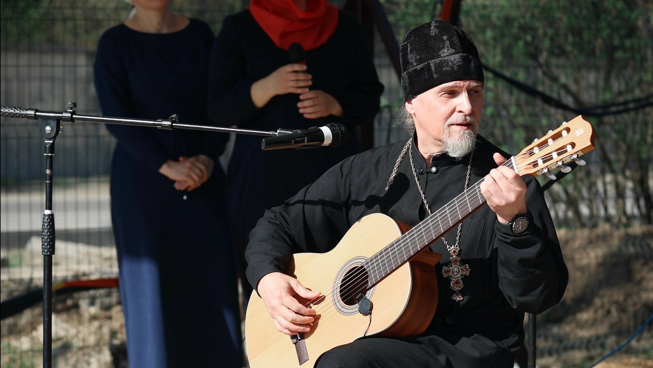 Песня Родина  на праздничном Пасхальном концерте в исполнении игумена Алипия смотреть онлайн