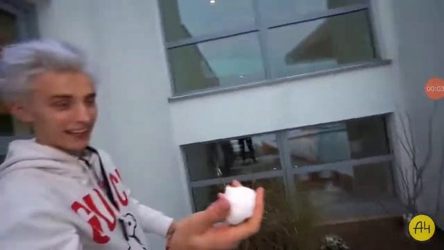 А4 кидается снежком в глента