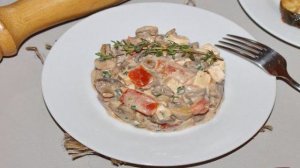 Салат с отварными сердечками, сыром и помидорами