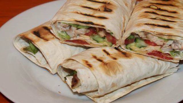 Закуска из лаваша с мясом и сыром