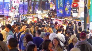 해외에서 급부상한 명동! 관광객 핫플이 된 이유 여러분의 평가는 어떤가요 포장마차 먹방으로 외국인들은 마냥 행복합니다, 서울 트래블 워커.