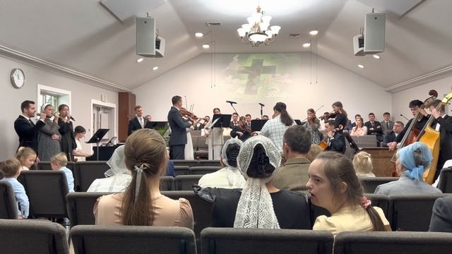 В Воскресенье первом том чудесном  очень красивая песня 