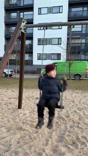 на площадке во дворе) #детство #baby #мама #буднисмалышом