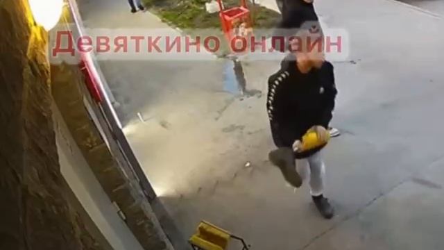 Мужик без ноги украл пиво из алкомаркета и избил сотрудника магазина протезом в питерском Мурино