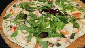 Пицца на сковороде с рыбой каперсами помидорами и сыром