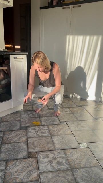 Пекла шарлотку. Хорошо, что есть помощники смотреть онлайн