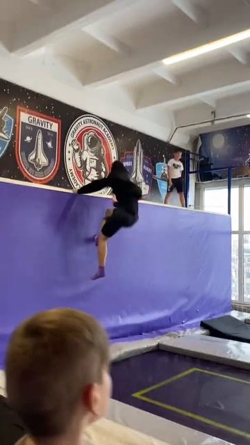 Бег по стене // тренировки по прыжкам на батуте в Омске смотреть онлайн