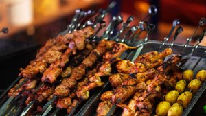 В шашлыке известных сетевых магазинов обнаружены сальмонелла и кишечная палочка