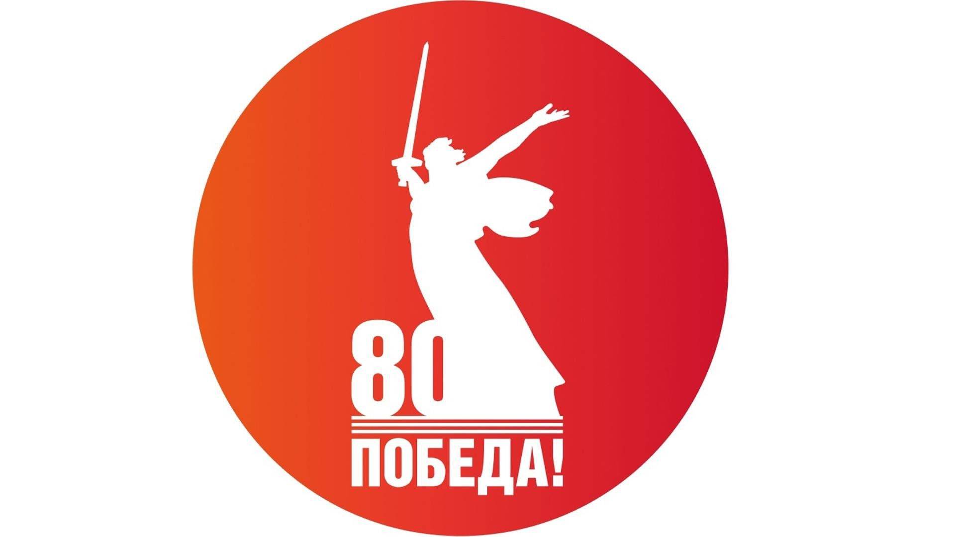 У обелиска