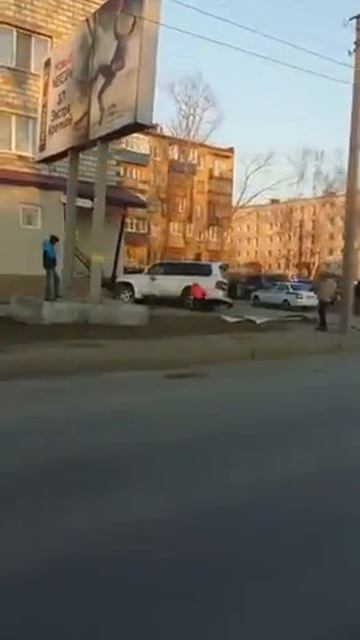 Внедорожник врезался в крыльцо магазина в Южно-Сахали