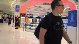 Зона вылета в аэропорту Бангкока Суварнабхуми.Departure are