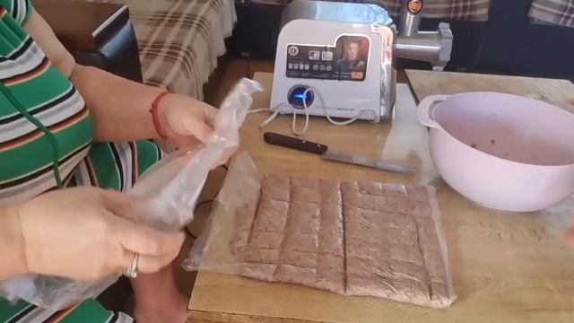 фкусная минутка-как мы делаем кАтлетки в прок))) а ешо  тИфтельки смотреть онлайн