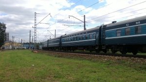 Электровоз ЧС7-230 в зелёном окрасе "ТЧ-1" с пассажирским поездом и ЧС2Т-1054. Архивное видео.