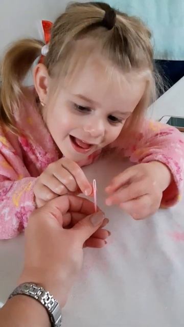 МАЛЕНЬКАЯ ДЕВОЧКА ПЕРВЫЙ РАЗ НАДЕВАЕТ НИТКУ НА ИГОЛКУ смотреть онлайн