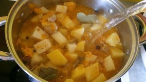ТУШЕНАЯ КАРТОШКА С БЕЛЫМИ ГРИБАМИ . ПРОСТО И ммм...ОЧЕНЬ ВКУСНО 😋