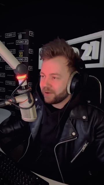 БЕЗУМНО МОЖНО БЫТЬ ПЕРВЫМ НА РАДИО смотреть онлайн