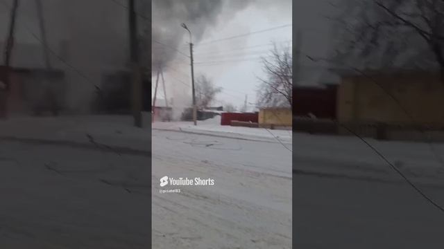 В Омске сгорел автобус. Пока горел рванул газ полное в? смотреть онлайн