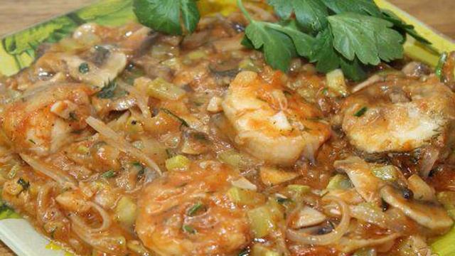 Нототения тушенная с овощами в томате