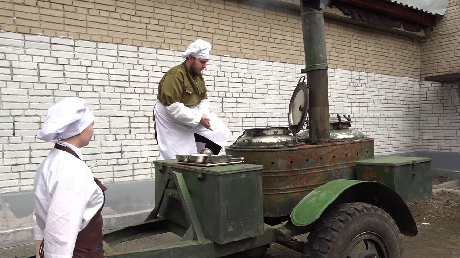 Студенты Новосибирского колледжа питания и сервиса осваивают военно-полевую кухню