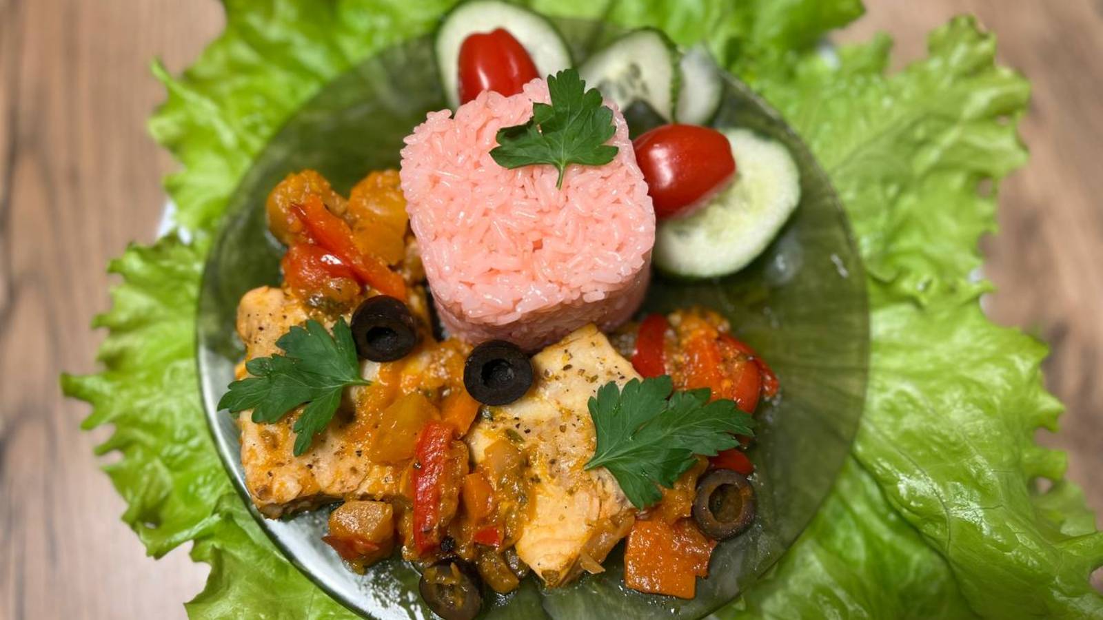 Минтай а-ля провансаль  с розовым рисом