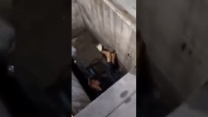 мужчина бил по груше и упал в гаражную яму