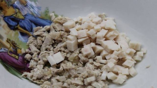 Оливье со свининой и куриной ветчиной