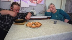 Съел целую сковороду макарон с сосисками Высаживаю семена кукурузы и подсолнечника