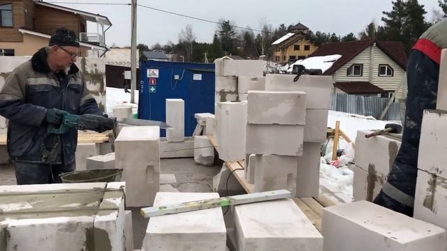 Строим дом из газобетона в Мендсарах  Кладка газобето?