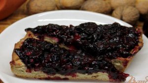 Пирог с черной смородиной и грецкими орехами