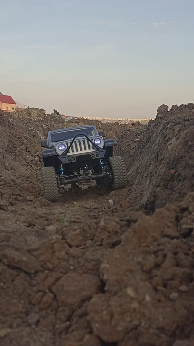 MN-128 медленно ползёт по ущелью #rc #rccar #crawler #4x4rc #scale #rclife #rcmodel #mnmodel #mn128